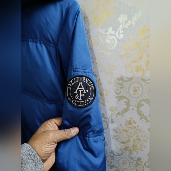 Abercrombie & Fitch - Picture 2 of 4